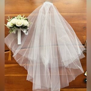 Elegant White Bridal Veil and Roses Bouquet